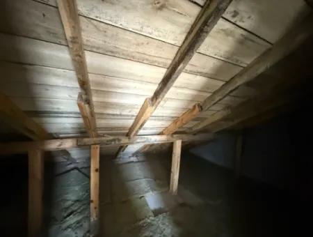 Seferihisar Çolakibrahimbey Mahallesi’nde Merkezi Konumda Satılık Villa