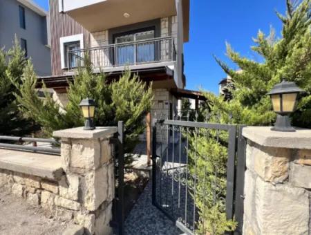Seferihisar Akarca – Elmastaş Mevkiinde Tam Müstakil 4+1 Deniz Manzaralı Villa