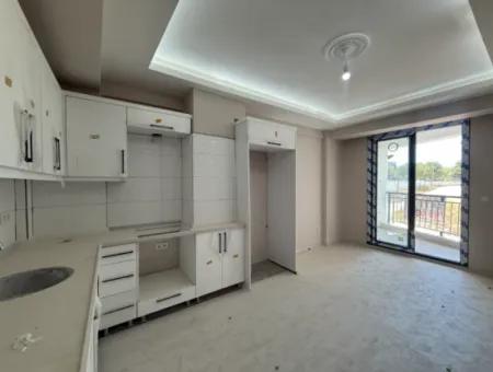 Seferihisar Devlet Hastanesi Yakınında, Sıfır, 1+1 Satılık Daire – Kapalı Otoparklı, Balkonlu Ve Merkezi Konumda