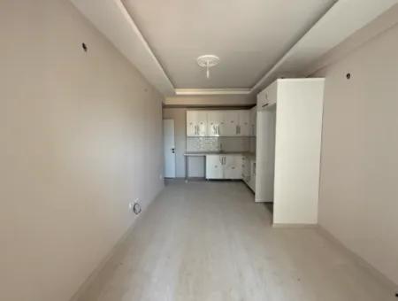 Seferihisar Devlet Hastanesi Yakınında, Sıfır, 1+1 Satılık Daire – Kapalı Otoparklı, Balkonlu Ve Merkezi Konumda