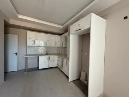 Seferihisar Devlet Hastanesi Yakınında, Sıfır, 1+1 Satılık Daire – Kapalı Otoparklı, Balkonlu Ve Merkezi Konumda