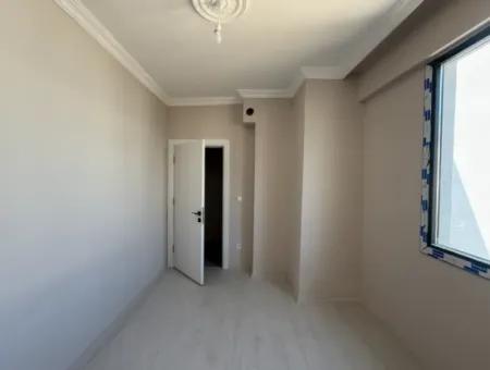 Seferihisar Devlet Hastanesi Yakınında, Sıfır, 1+1 Satılık Daire – Kapalı Otoparklı, Balkonlu Ve Merkezi Konumda