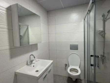 Seferihisar Devlet Hastanesi Yakınında, Sıfır, 1+1 Satılık Daire – Kapalı Otoparklı, Balkonlu Ve Merkezi Konumda