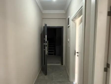 Seferihisar Devlet Hastanesi Yakınında, Sıfır, 1+1 Satılık Daire – Kapalı Otoparklı, Balkonlu Ve Merkezi Konumda
