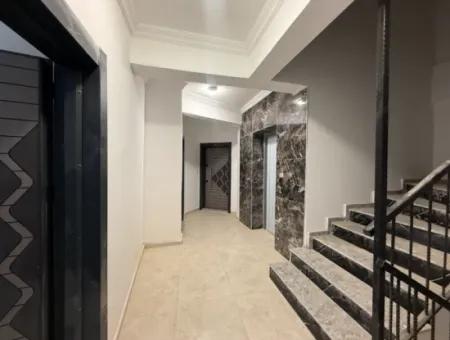 Seferihisar Devlet Hastanesi Yakınında, Sıfır, 1+1 Satılık Daire – Kapalı Otoparklı, Balkonlu Ve Merkezi Konumda