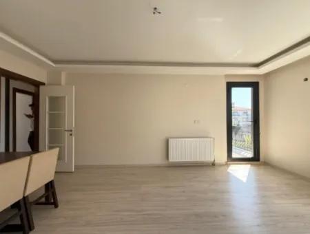 Seferihisar’ın En Sevilen Sokağında, Masrafsız Ve Krediye Uygun Satılık 2+1 Daire