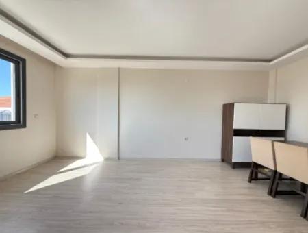 Seferihisar’ın En Sevilen Sokağında, Masrafsız Ve Krediye Uygun Satılık 2+1 Daire