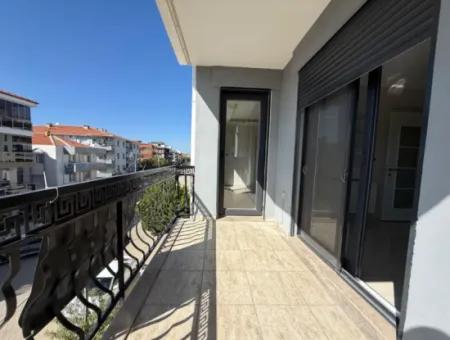 Seferihisar’ın En Sevilen Sokağında, Masrafsız Ve Krediye Uygun Satılık 2+1 Daire