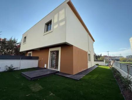 Seferihisar Tepecik’te Butik Site İçerisinde, Peyzajı Hazır Satılık 3+1 Villa