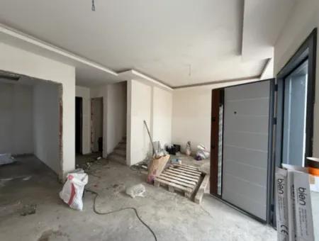 Seferihisar Hıdırlık’ta Kent Merkezinde Teraslı Ve Avlulu Müstakil Dubleks Villa