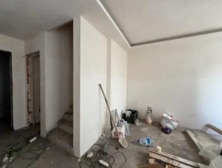 Seferihisar Hıdırlık’ta Kent Merkezinde Teraslı Ve Avlulu Müstakil Dubleks Villa