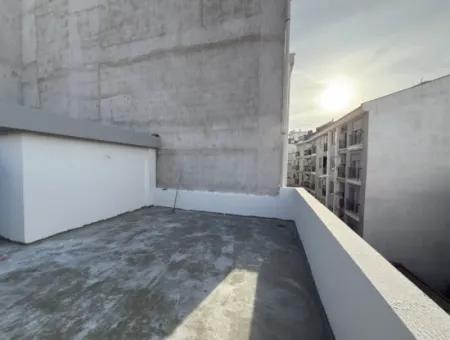 Seferihisar Hıdırlık’ta Kent Merkezinde Teraslı Ve Avlulu Müstakil Dubleks Villa