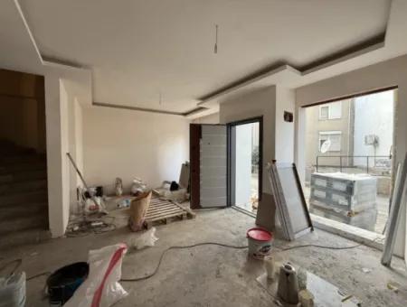Seferihisar Hıdırlık’ta Kent Merkezinde Teraslı Ve Avlulu Müstakil Dubleks Villa