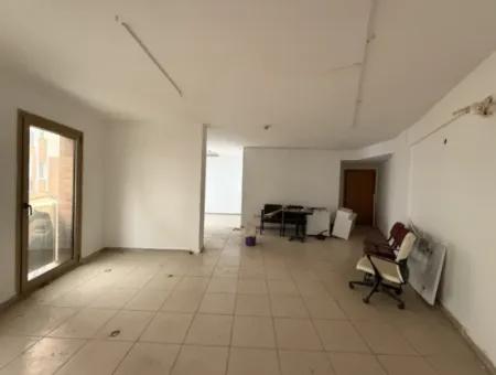 Seferihisar Kent Merkezinde – Pazaryeri Girişinde Kiralık Ofis / İşyeri