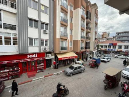 Seferihisar Kent Merkezinde – Pazaryeri Girişinde Kiralık Ofis / İşyeri