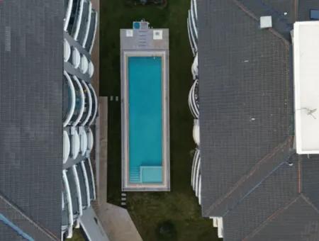 Seferihisar Camikebir Mahallesi – İklımkent Sitesi - Havuzlu, Modern Ve Ferah 2+1 Daire