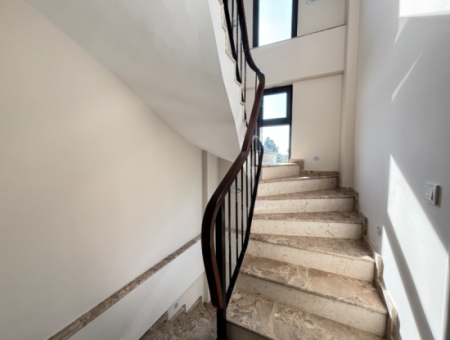 Sığacık’ta Havuzlu 3 Oda 1 Salon Satılık Müstakil Villa