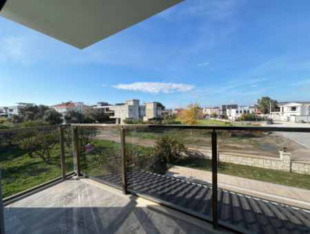 Sığacık’ta Havuzlu 3 Oda 1 Salon Satılık Müstakil Villa