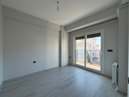 Seferihisar Camikebir Mahallesinde Balkonlu Satılık 2+1 Daire