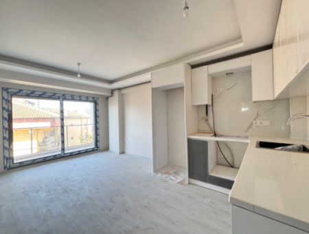 Seferihisar Camikebir Mahallesinde Kombi, Balkon Satılıl 1+1 Daire