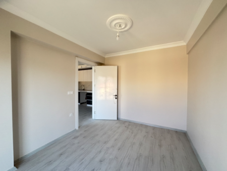 Seferihisar Camikebir Mahallesinde Kombi, Balkon Satılıl 1+1 Daire
