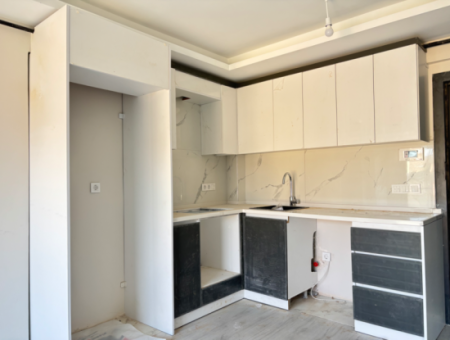 Seferihisar Camikebir Mahallesinde Kombi, Balkon Satılıl 1+1 Daire