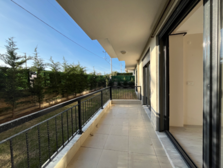 Seferihisar Camikebir – Gözsüzler Caddesinde Havuzlu Sitede Lüks Daire