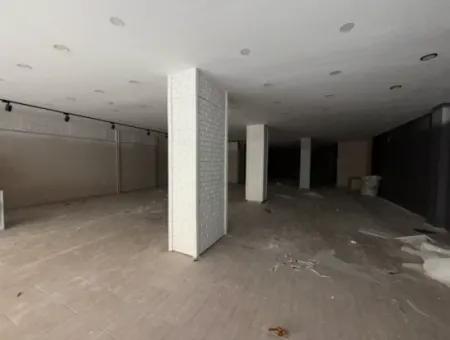 Seferihisar Ana Cadde Üzerinde Cam Vitrinli 350 M² Kiralık Dükkân