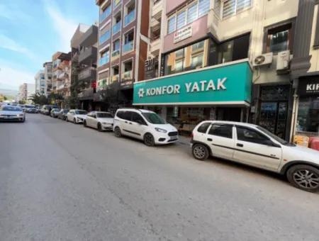 Seferihisar Ana Cadde Üzerinde Cam Vitrinli 350 M² Kiralık Dükkân