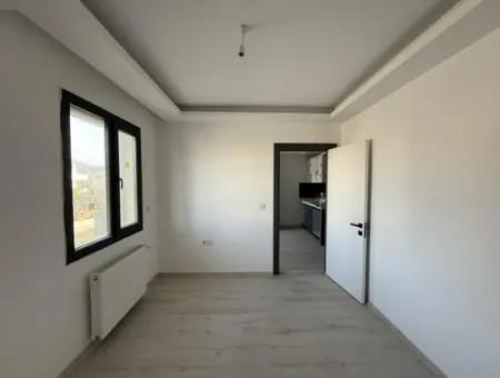 Seferihisar Çolakibrahim Bey'de Site İçinde Satılık 1+1 Daire