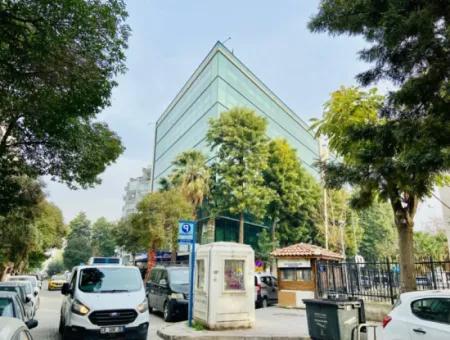 Alsancak’ta Bahçeli Ve Kapalı Otoparklı Merkezi Konumda Şık 2+1 Kiralık Daire