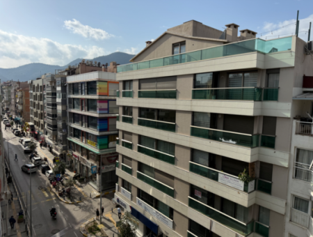 Balçova Ata Caddesi Girişi Full Tadilatlı Asansörlü Ferah Daire