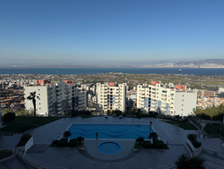 Narlıdere'de Kaya Thermal Yakınında Havuzlu Site'de Deniz Manzaralı