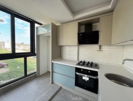 Seferihisar Camikebir’de Önü Açık, Geniş Balkonlu, Vestiyerli Sıfır 1+1 Satılık Daire