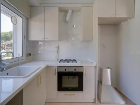 Güzelbahçe Kahramandere Avukatlar Sitesi’nde  Bahçeli – Şömineli – 3+1 Kiralık Villa