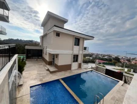 Seferihisar Akarca’da Deniz Manzaralı, Havuzlu Sitede Sıfır 3+1 Villalar