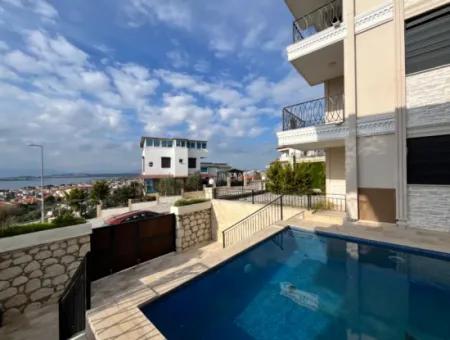 Seferihisar Akarca’da Deniz Manzaralı, Havuzlu Sitede Sıfır 3+1 Villalar