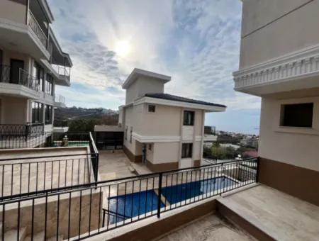 Seferihisar Akarca’da Deniz Manzaralı, Havuzlu Sitede Sıfır 3+1 Villalar