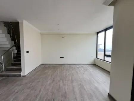 Seferihisar Akarca’da Deniz Manzaralı, Havuzlu Sitede Sıfır 3+1 Villalar