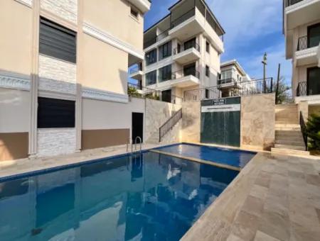 Seferihisar Akarca’da Deniz Manzaralı, Havuzlu Sitede Sıfır 3+1 Villalar