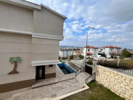 Seferihisar Akarca’da Deniz Manzaralı, Havuzlu Sitede Sıfır 3+1 Villalar