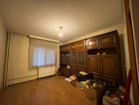 Alsancak Mustafa Enver Bey Caddesi’nde Merkezi Konumda, Geniş Ve Kullanışlı 4+1 Kiralık Daire.