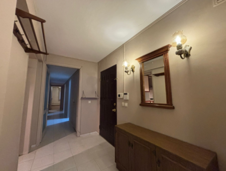 Alsancak Mustafa Enver Bey Caddesi’nde Merkezi Konumda, Geniş Ve Kullanışlı 4+1 Kiralık Daire.