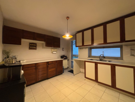 Alsancak Mustafa Enver Bey Caddesi’nde Merkezi Konumda, Geniş Ve Kullanışlı 4+1 Kiralık Daire.