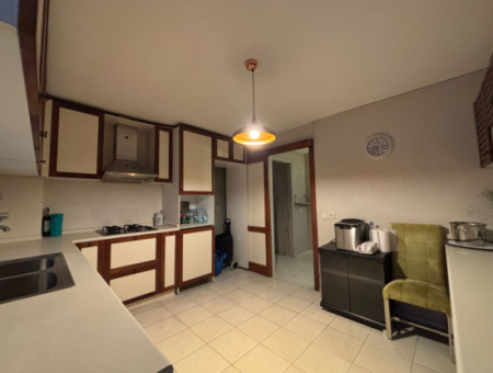 Alsancak Mustafa Enver Bey Caddesi’nde Merkezi Konumda, Geniş Ve Kullanışlı 4+1 Kiralık Daire.