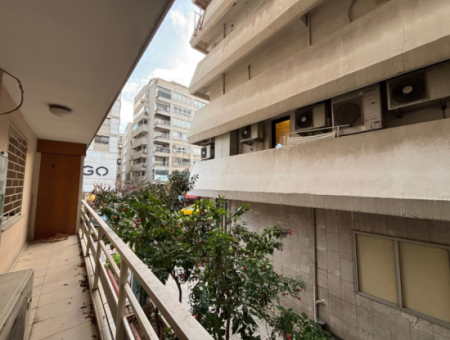 Alsancak Mustafa Enver Bey Caddesi’nde Merkezi Konumda, Geniş Ve Kullanışlı 4+1 Kiralık Daire.