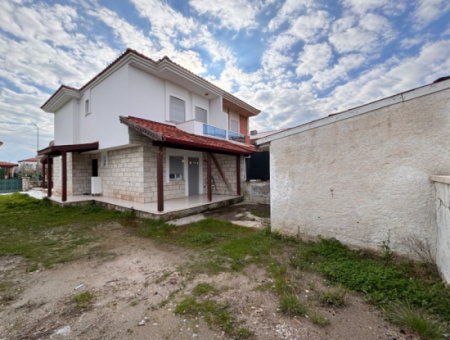 Çeşme Alaçatı’da Geniş Bahçeli Eşyalı Yıllık Kiralık Villa