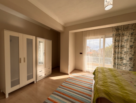 Çeşme Alaçatı’da Geniş Bahçeli Eşyalı Kiralık Villa