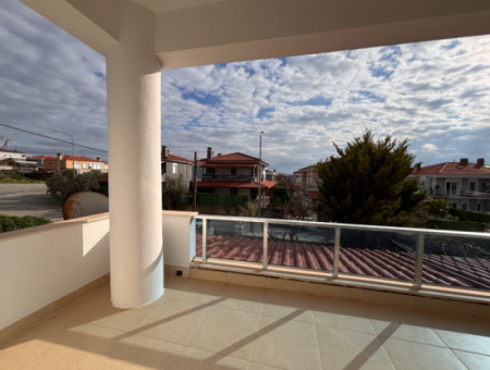 Çeşme Alaçatı’da Geniş Bahçeli Eşyalı Yıllık Kiralık Villa