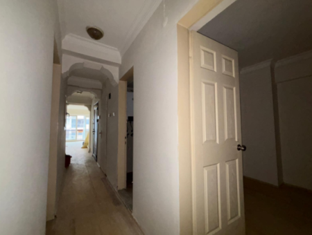 Alsancak Cumhuriyet Bulvarı Üzerinde Boyası  Badanası Yapılmış Kiralık 3 Oda 1 Salon Ofis / Büro İş